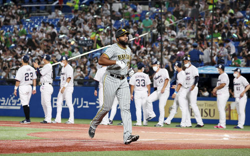 ヤクルト対阪神　9回表阪神2死、代打ロドリゲスは中飛を打ち上げ試合終了となる（撮影・加藤哉）