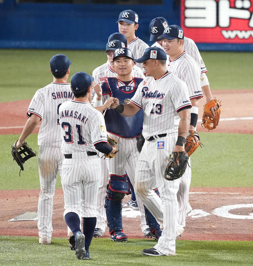 ヤクルト対阪神　阪神に連勝し、タッチかわす村上（右）らヤクルトナイン（撮影・鈴木みどり）