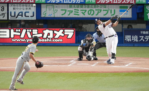 ヤクルト対阪神　2回裏ヤクルト1死、中二塁打を放つオスナ。投手伊藤将（撮影・鈴木みどり）