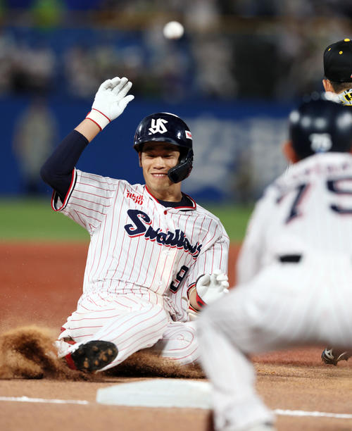 ヤクルト対阪神　3回裏ヤクルト1死、塩見は中越え三塁打を放つ（撮影・加藤哉）