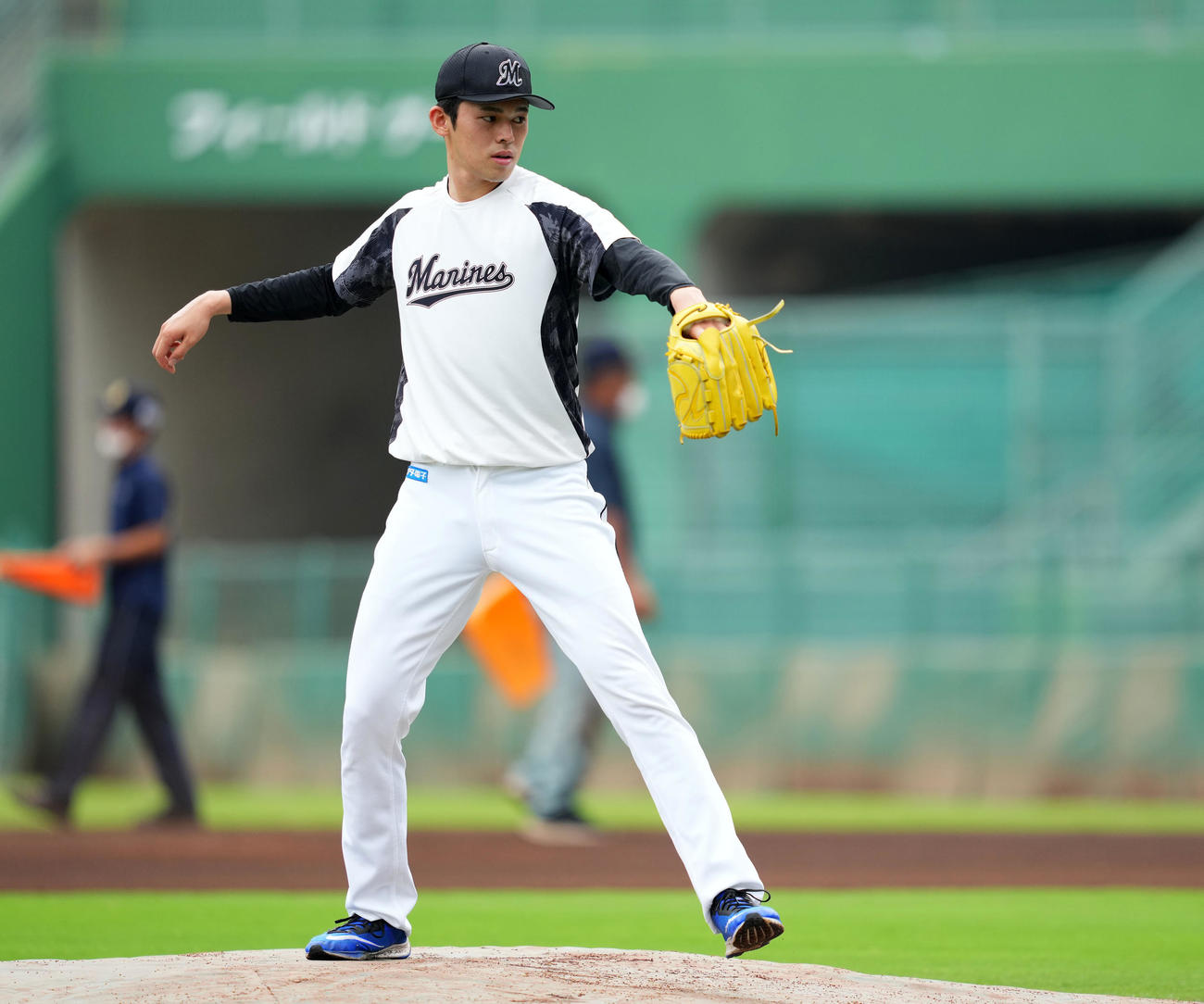 練習中にマウンドの感触を確かめるロッテ佐々木朗（撮影・横山健太）