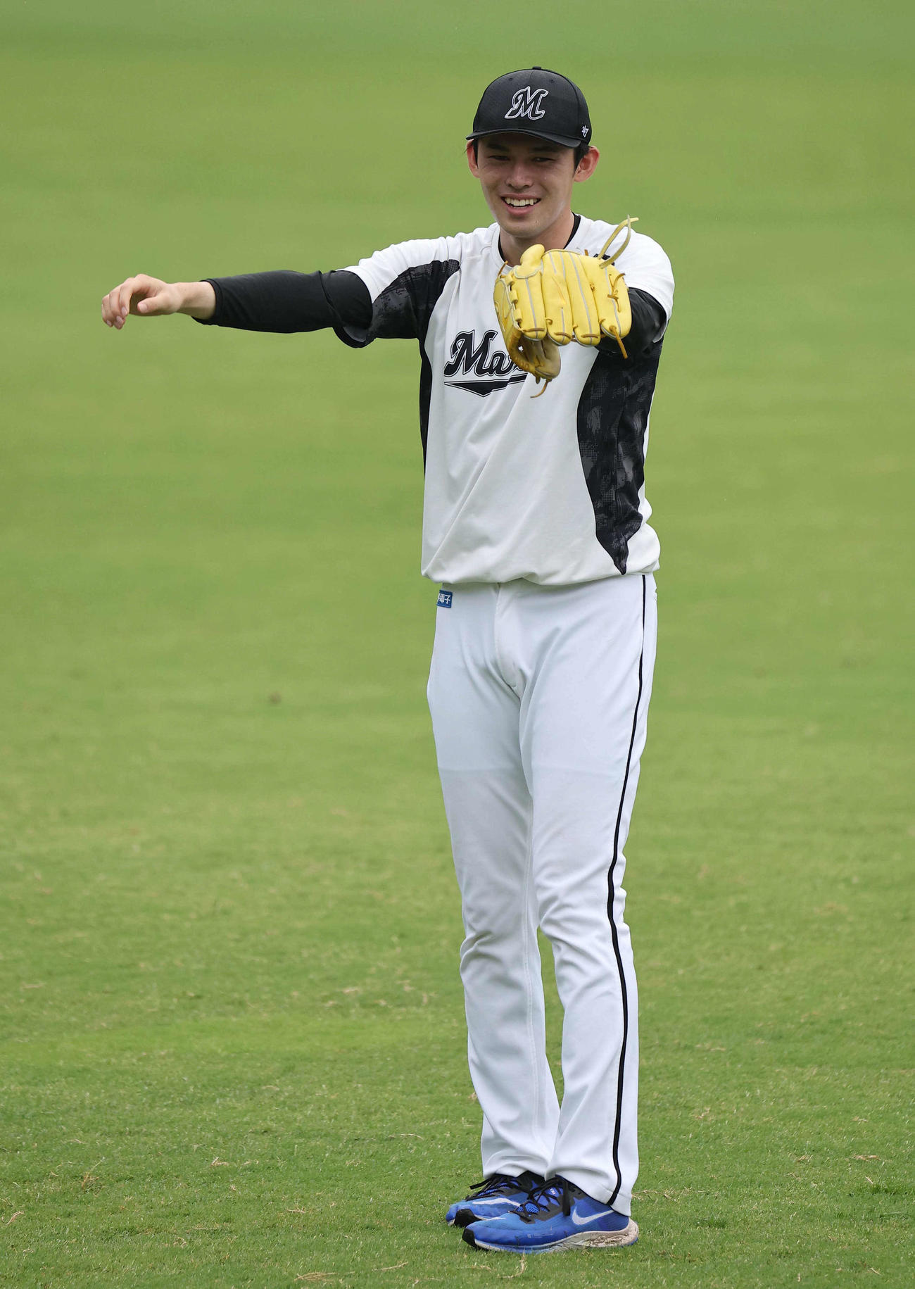 オリックス対ロッテ　笑顔を見せながら調整する佐々木朗（撮影・上田博志）