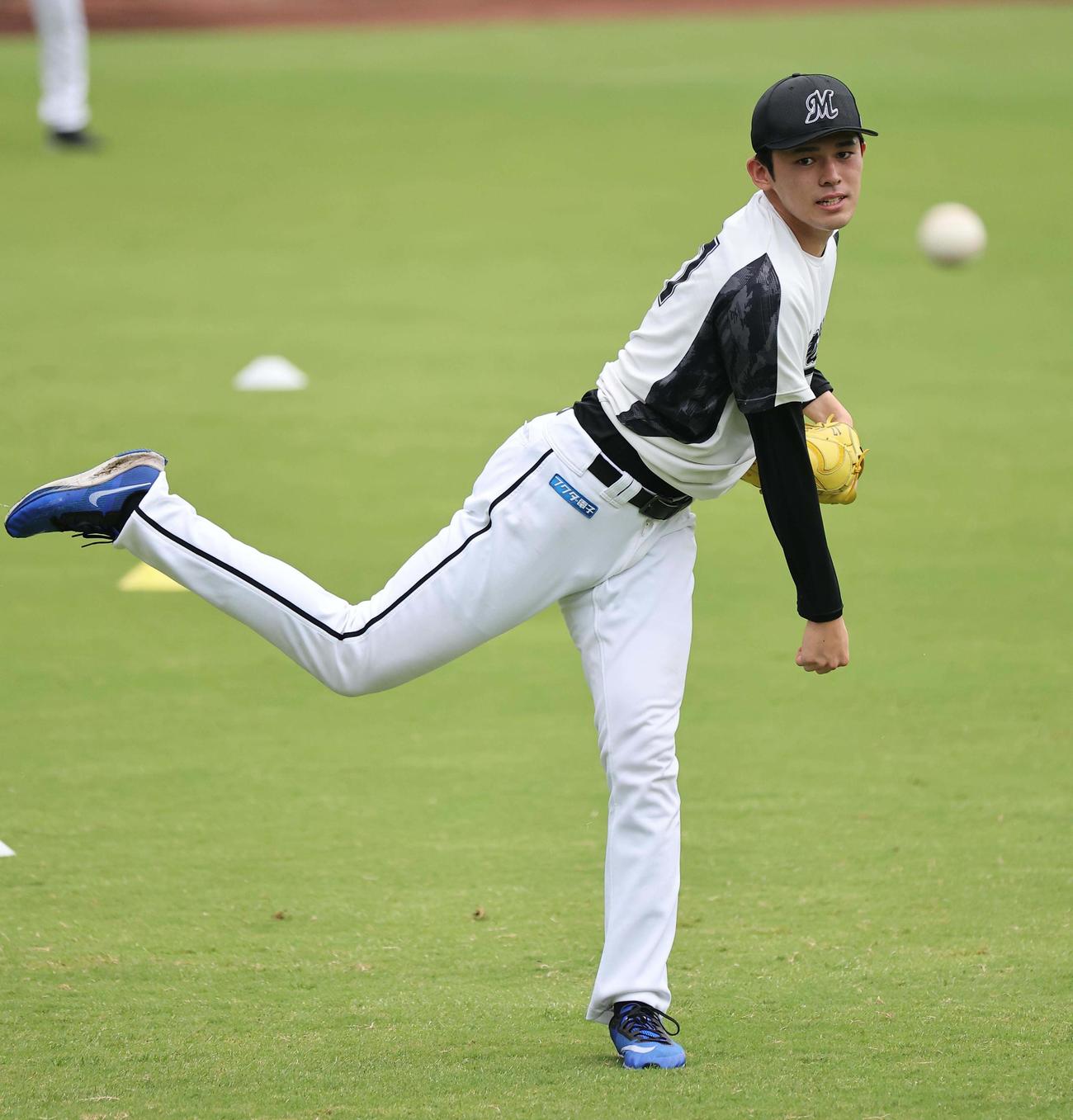 オリックス対ロッテ　キャッチボールをして調整する佐々木朗（撮影・上田博志）