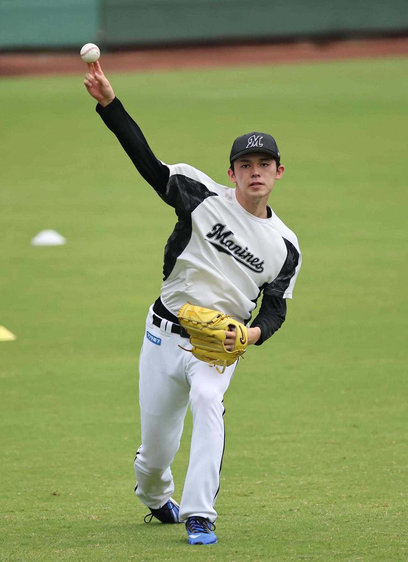 オリックス対ロッテ　キャッチボールをして調整する佐々木朗（撮影・上田博志）