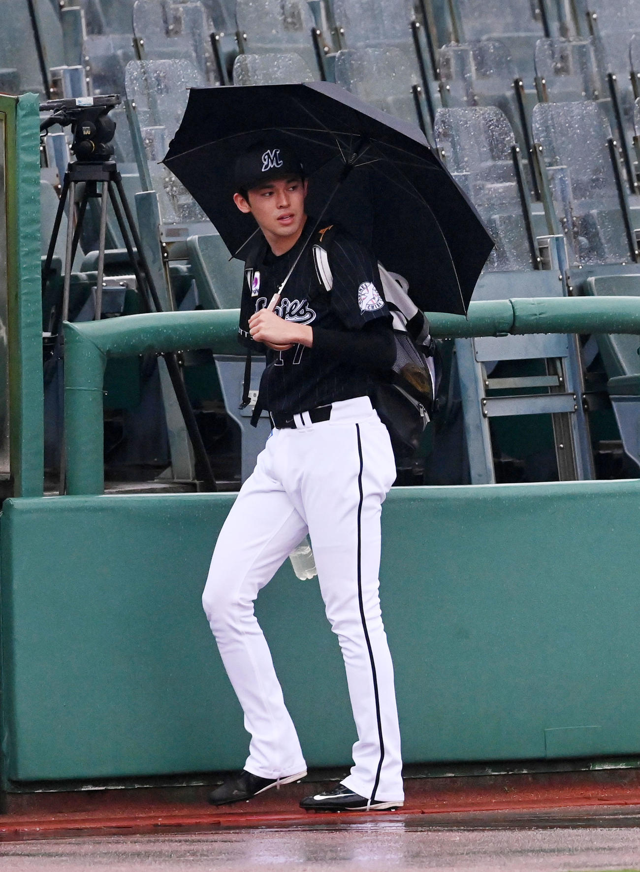 オリックス対ロッテ　雨天中止となり引き揚げる佐々木朗　撮影・前岡正明）