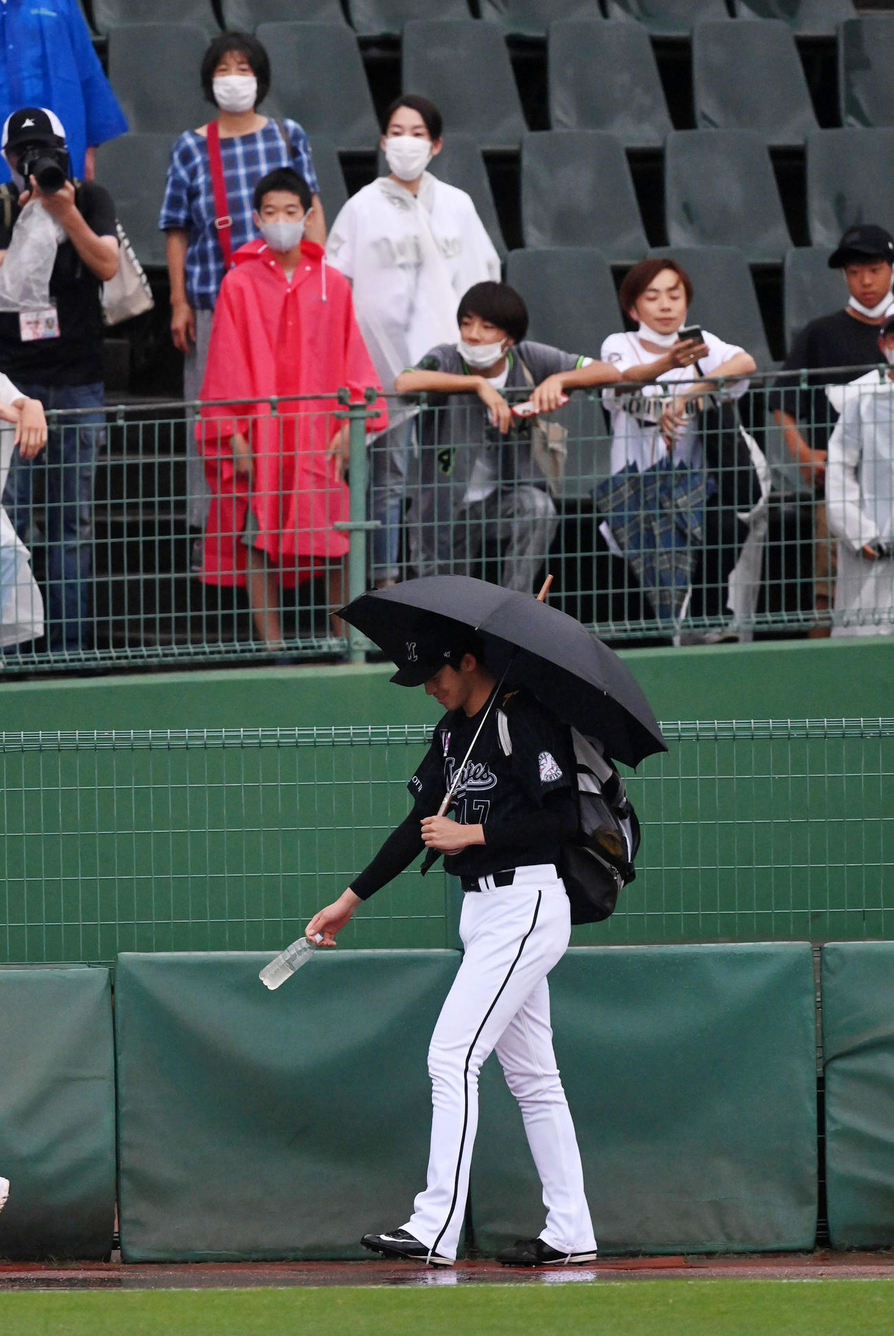 オリックス対ロッテ　雨天中止となり引き揚げる佐々木朗　撮影・前岡正明）