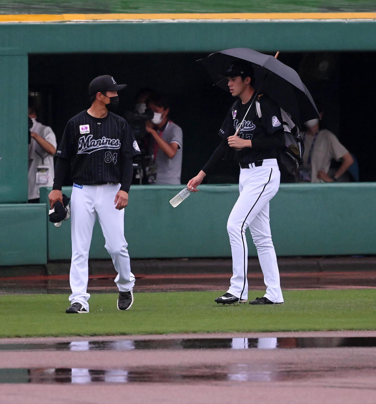 オリックス対ロッテ　雨天中止となり引き揚げる佐々木朗　撮影・前岡正明）