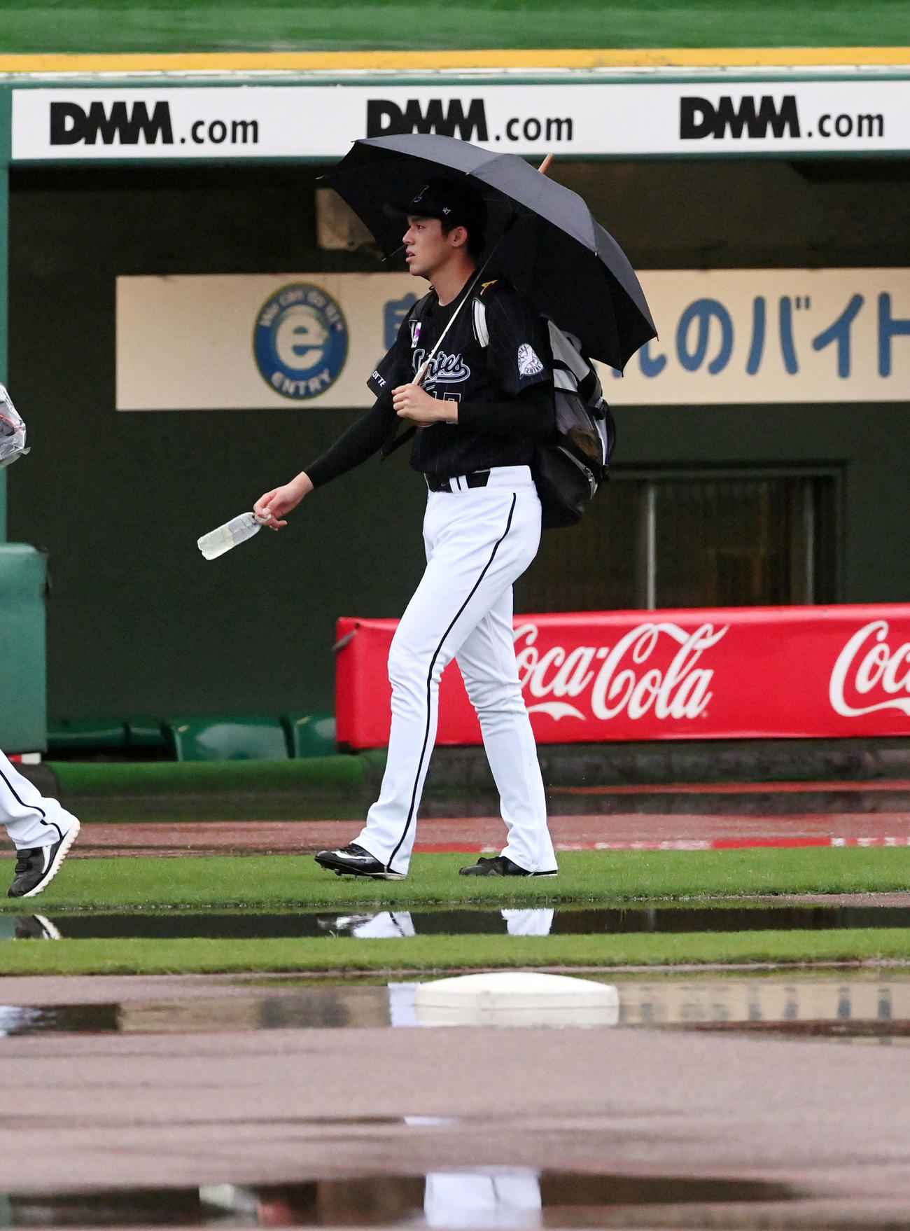 オリックス対ロッテ　雨天中止となり引き揚げる佐々木朗　撮影・前岡正明）