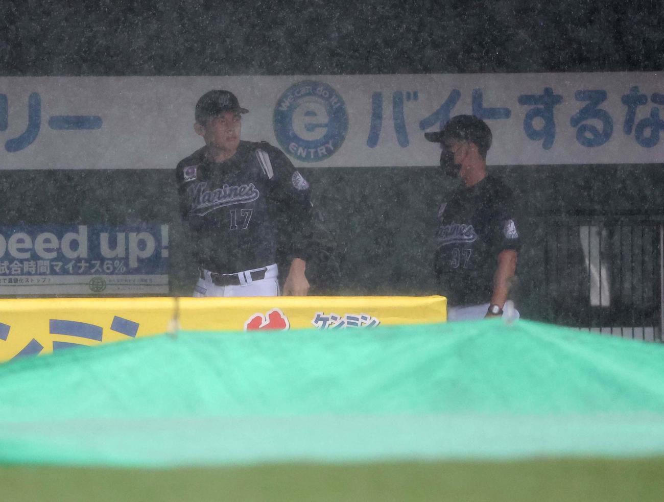 オリックス対ロッテ　登板予定の試合が雨天中止となった佐々木朗希（左）はベンチを引き揚げる（撮影・上田博志）