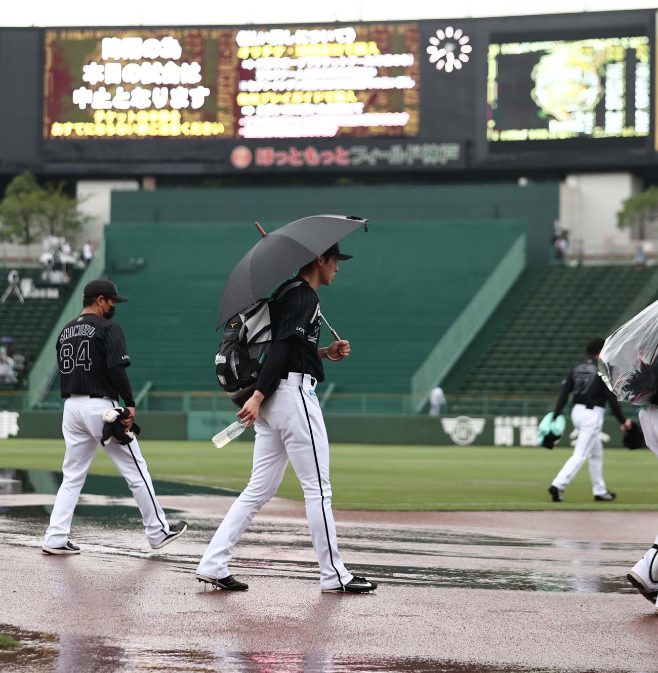 突然の大雨で先発予定のオリックス戦が中止となり、水たまりの残るグラウンドを引き揚げるロッテ佐々木朗（撮影・上田博志）