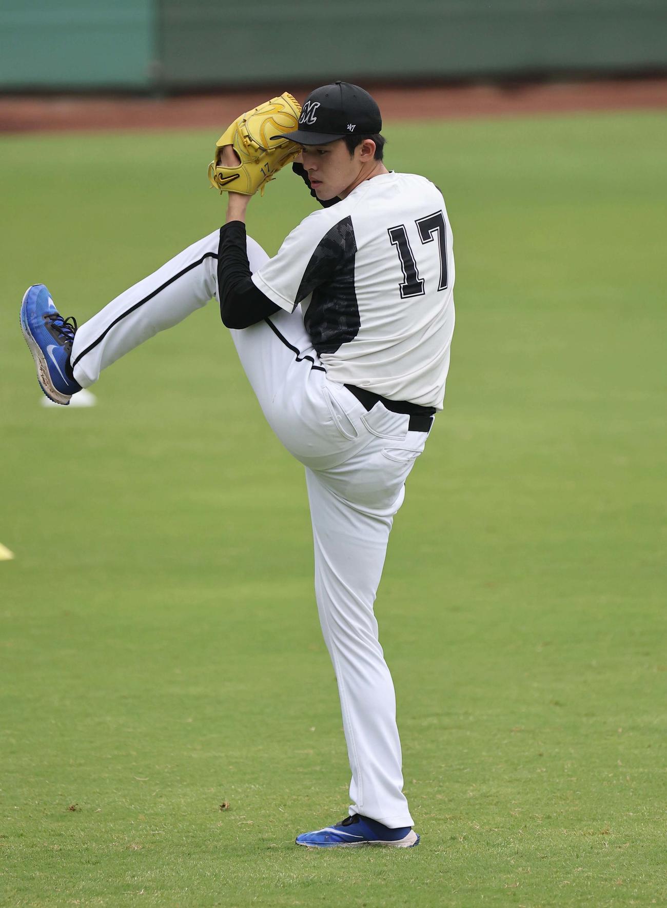 オリックス対ロッテ　キャッチボールをして調整する佐々木朗（撮影・上田博志）