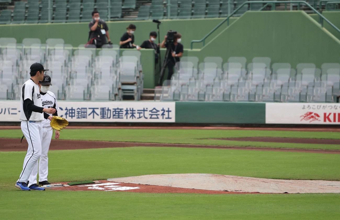 オリックス対ロッテ　佐々木朗（左）はほっともっとフィールド神戸のマウンドを確認する（撮影・上田博志）