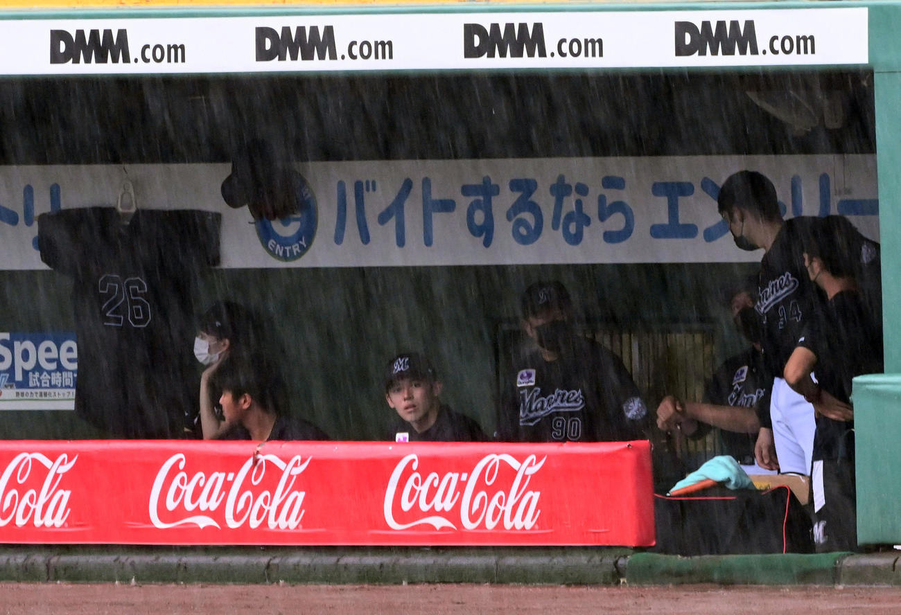 オリックス対ロッテ　激しい雨の中、ベンチで待つ佐々木朗　撮影・前岡正明）