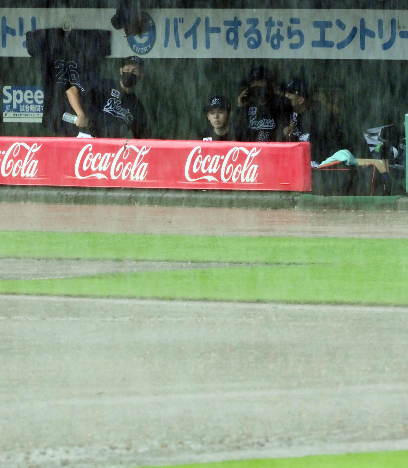 オリックス対ロッテ　激しい雨の中、ベンチで待つ佐々木朗　撮影・前岡正明）
