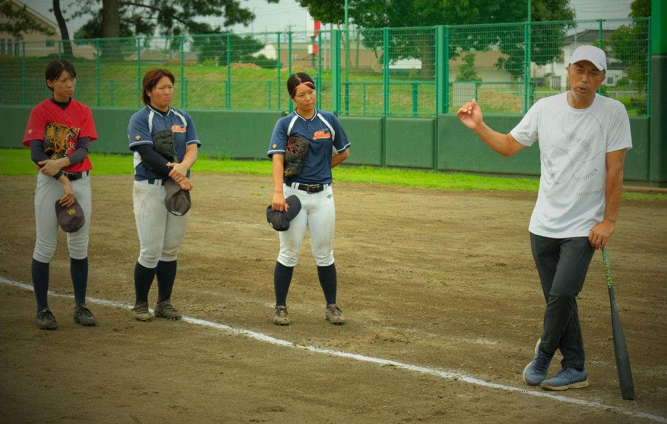 野球教室で女子選手を指導する宮本慎也氏（右）
