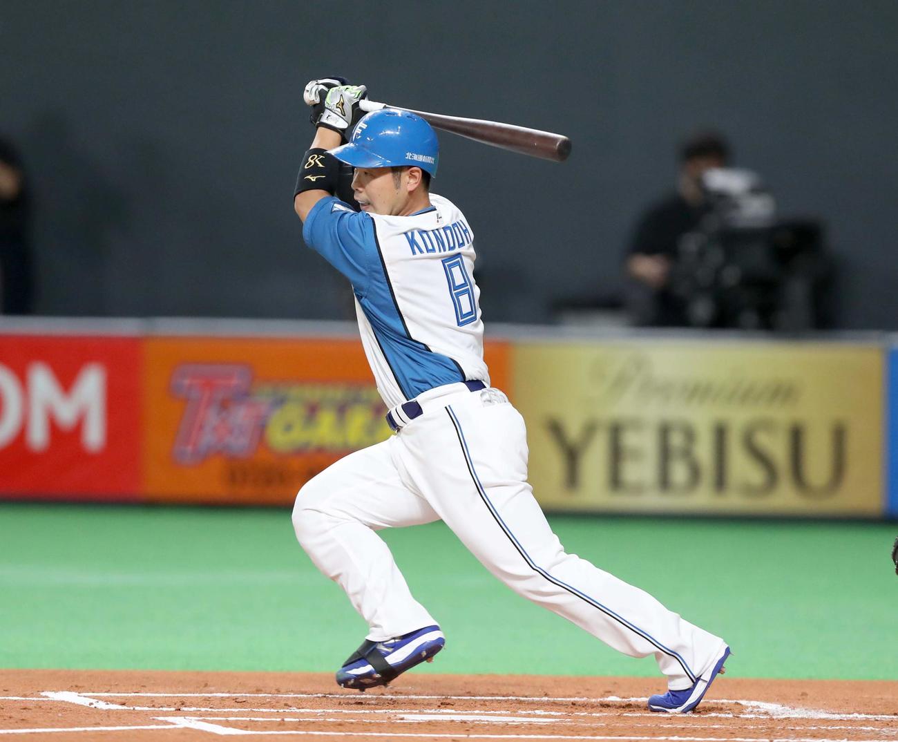 日本ハム対楽天　1回裏日本ハム1死二塁、中前適時打を放つ近藤（撮影・黒川智章）