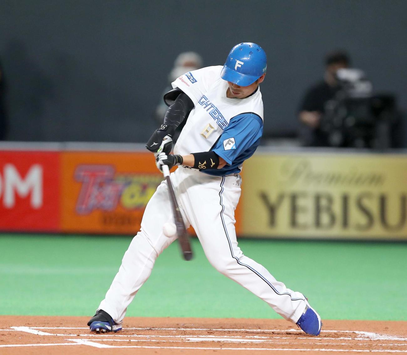 日本ハム対楽天　1回裏日本ハム1死二塁、中前適時打を放つ近藤（撮影・黒川智章）