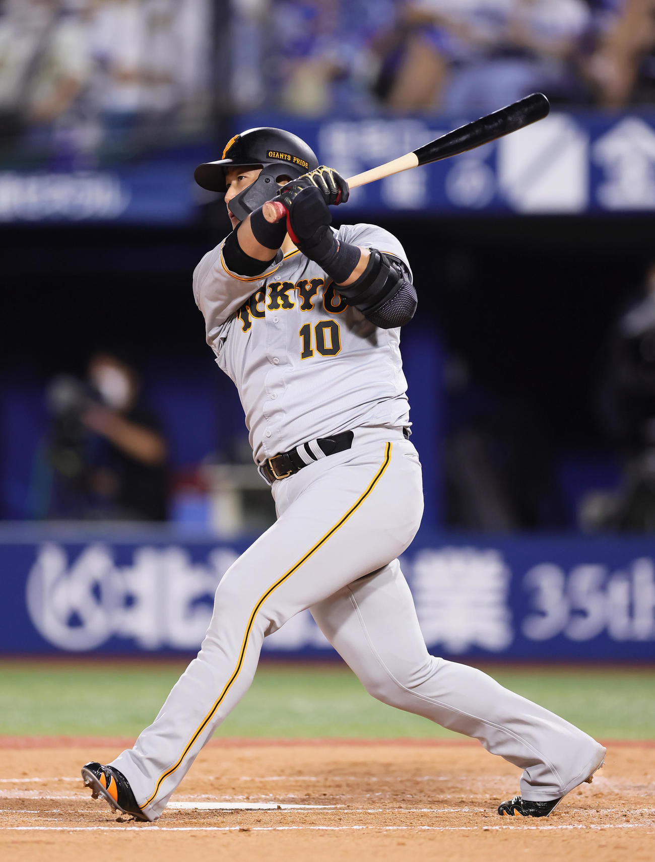 DeNA対巨人　3回表巨人2死一、三塁、中田は適時二塁打を放つ（撮影・足立雅史）