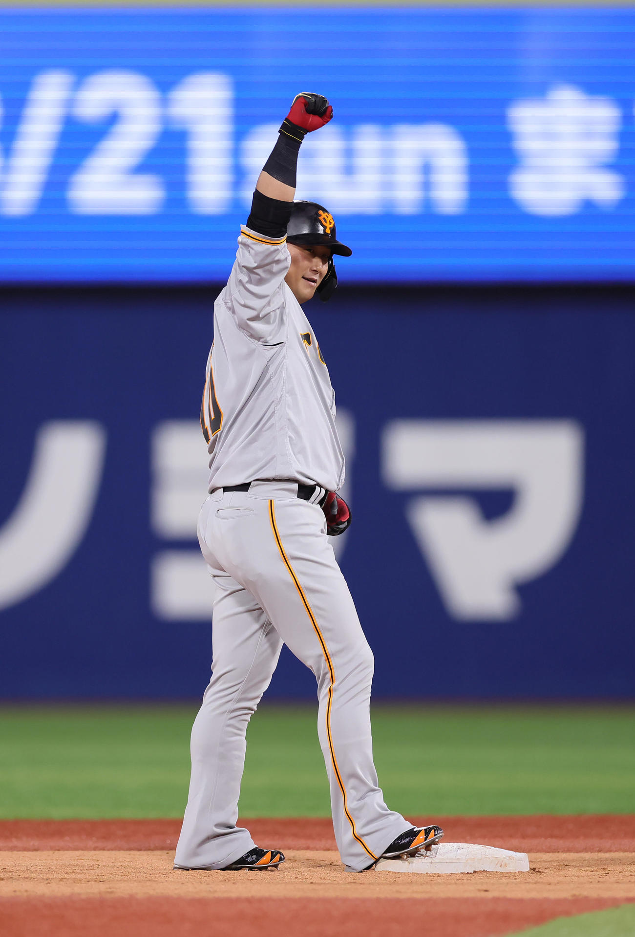 DeNA対巨人　3回表巨人2死一、三塁、中田は適時二塁打を放ちガッツポーズ（撮影・足立雅史）