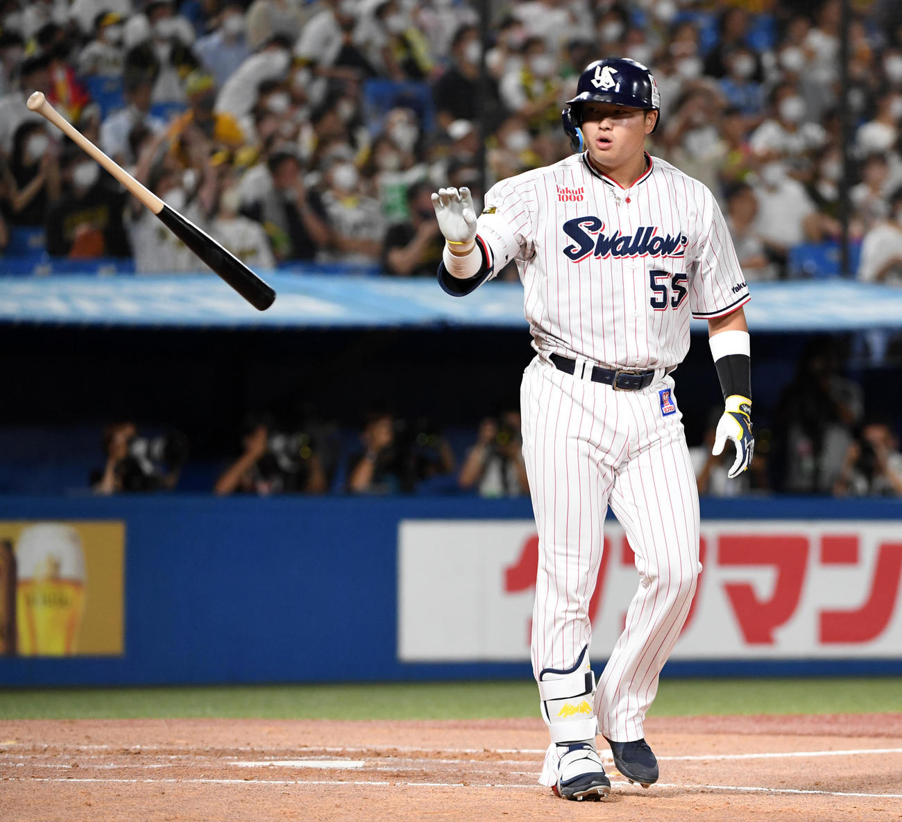 ヤクルト対阪神　3回裏ヤクルト2死一、三塁、村上は右越えに3点本塁打を放ちバットを投げる（撮影・柴田隆二）