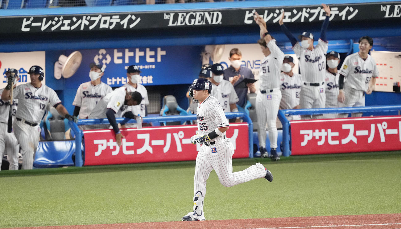ヤクルト対阪神　3回裏ヤクルト2死一、三塁、先制の右越え3点本塁打を放ち一塁へ向かう村上（撮影・鈴木みどり）