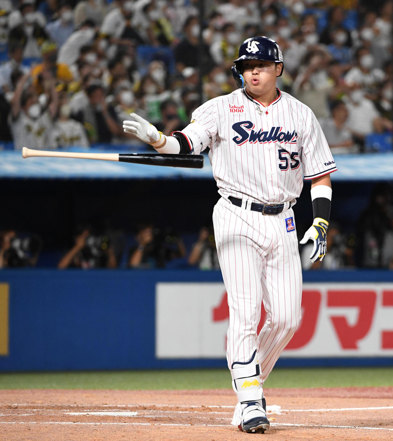 ヤクルト対阪神　3回裏ヤクルト2死一、三塁、村上は右越えに3点本塁打を放ちバットを投げる（撮影・柴田隆二）