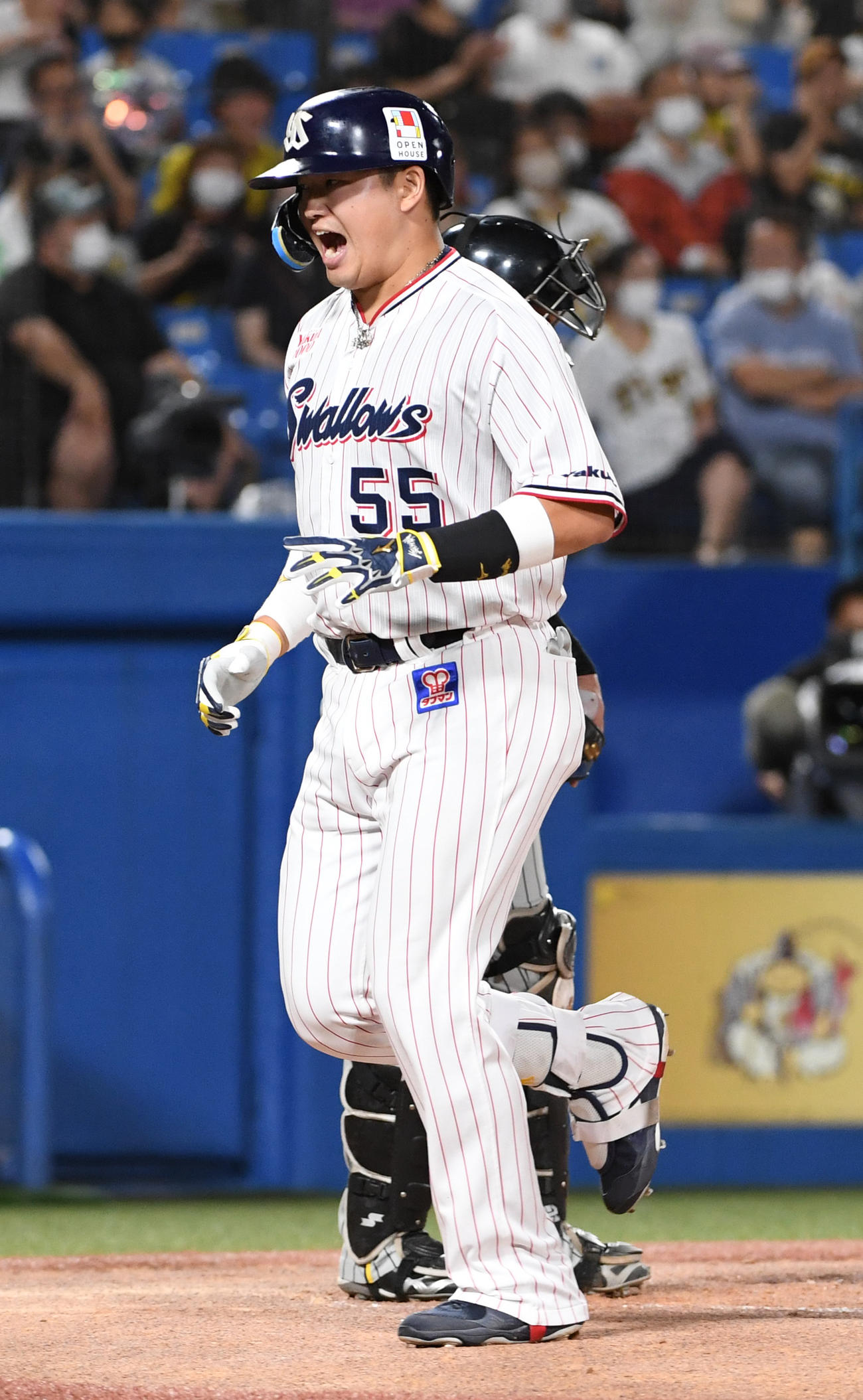 ヤクルト対阪神　3回裏ヤクルト2死一、三塁、村上は右越えに3点本塁打を放ちほえながら生還する（撮影・柴田隆二）