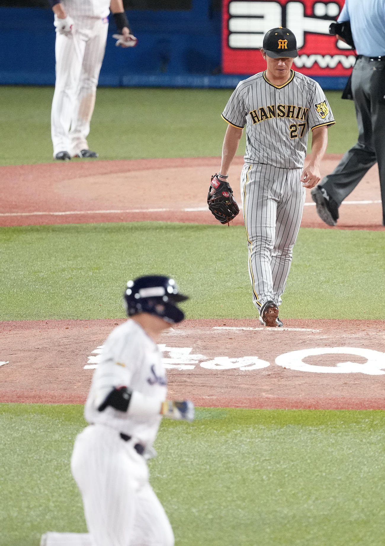 ヤクルト対阪神　3回裏ヤクルト2死一、三塁、村上に先制の右越え3点本塁打を浴びうつむく伊藤将（撮影・鈴木みどり）