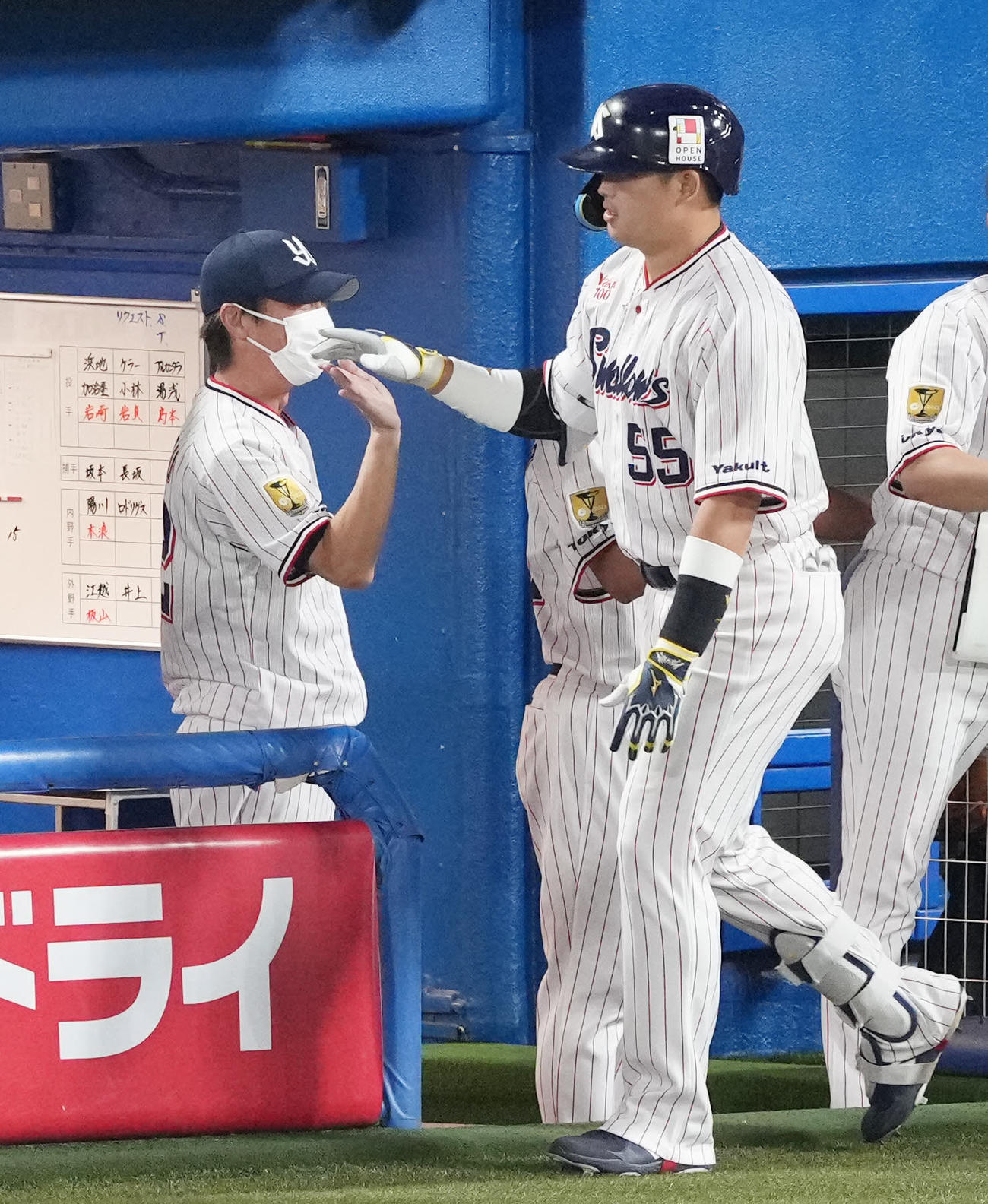 ヤクルト対阪神　3回裏ヤクルト2死一、三塁、先制の右越え3点本塁打を放った村上（右）を迎える高津監督（撮影・鈴木みどり）