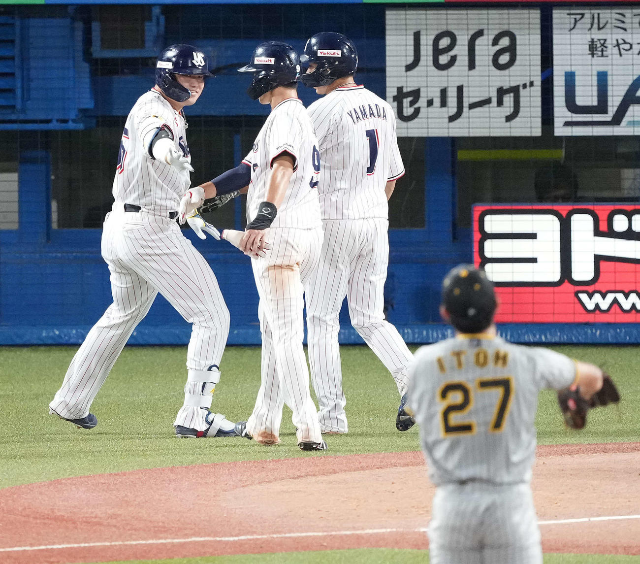 ヤクルト対阪神　3回裏ヤクルト2死一、三塁、先制の右越え3点本塁打を放った村上（左）は生還し笑顔（撮影・鈴木みどり）