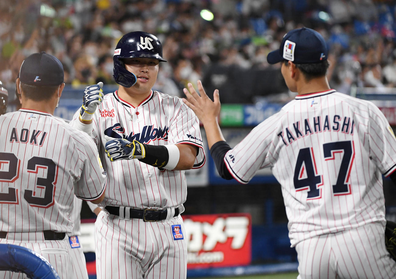 ヤクルト対阪神　3回裏ヤクルト2死一、三塁、村上（中央）は右越えに3点本塁打を放ち青木（左）、高橋の出迎えを受ける（撮影・柴田隆二）