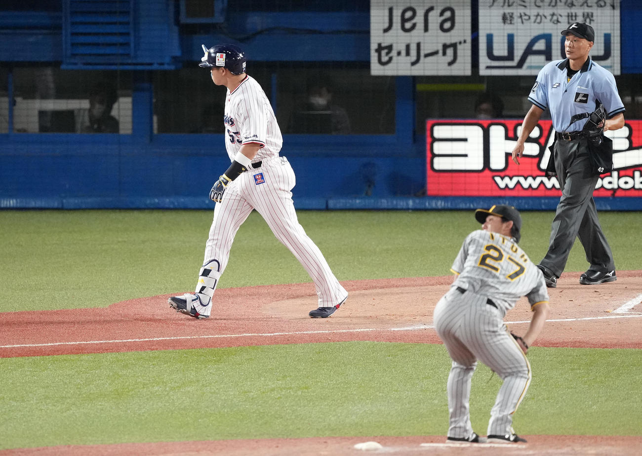 ヤクルト対阪神　3回裏ヤクルト2死一、三塁、先制の右越え3点本塁打を放ち指を突き上げる村上。投手伊藤将（撮影・鈴木みどり）