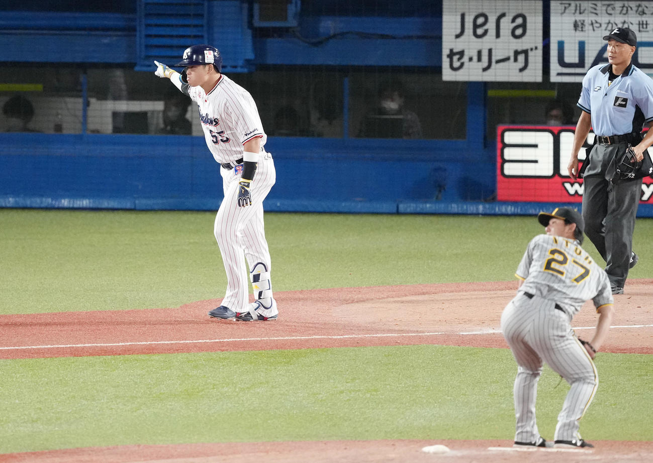 ヤクルト対阪神　3回裏ヤクルト2死一、三塁、先制の右越え3点本塁打を放ち指を突き上げる村上。投手伊藤将（撮影・鈴木みどり）