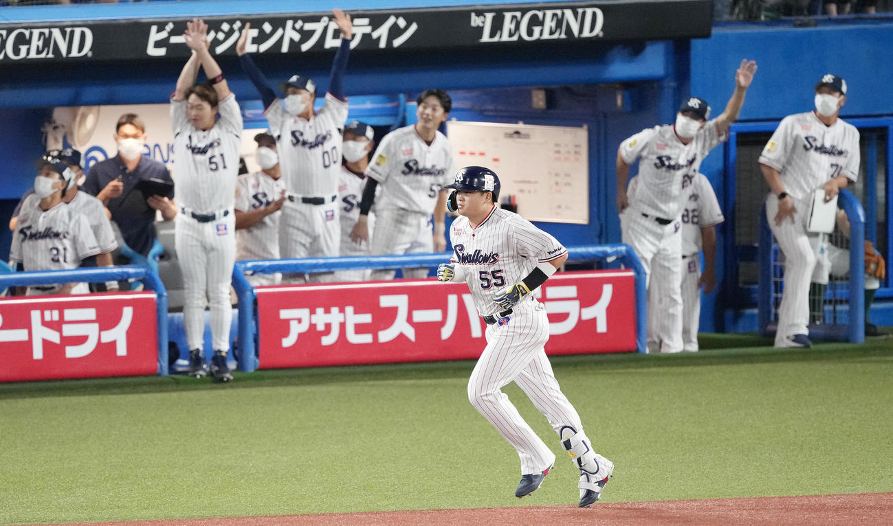 ヤクルト対阪神　3回裏ヤクルト2死一、三塁、先制の右越え3点本塁打を放ち一塁へ向かう村上（撮影・鈴木みどり）