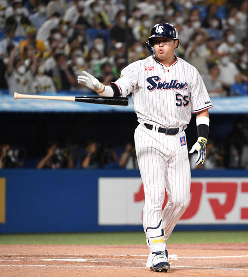 ヤクルト】村上宗隆、先制の42号3ラン！ベンチ指さしながら悠然と