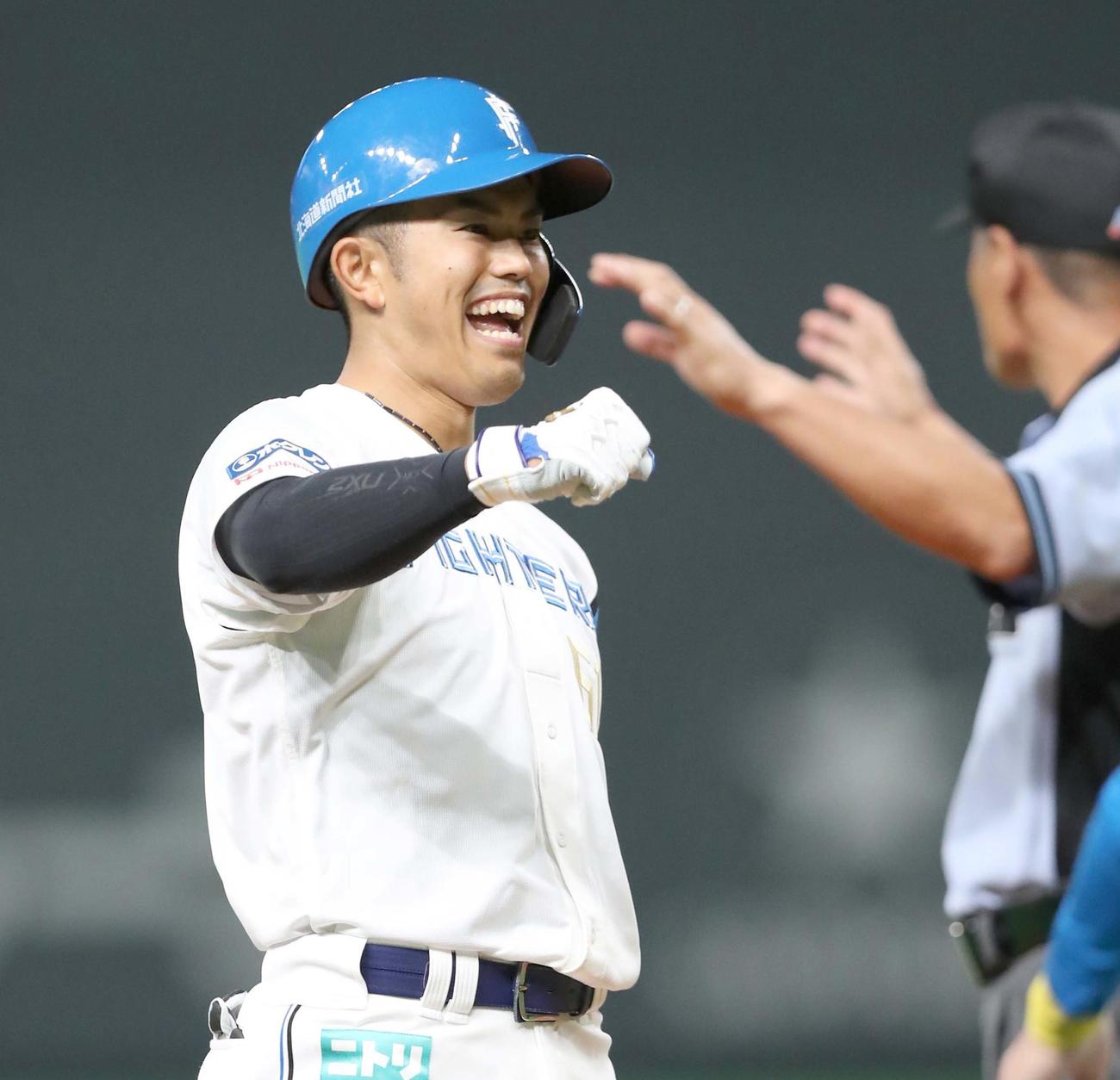 日本ハム対楽天　3回裏日本ハム2死一、二塁、左翼線に適時二塁打を放ちガッツポーズの今川（撮影・黒川智章）
