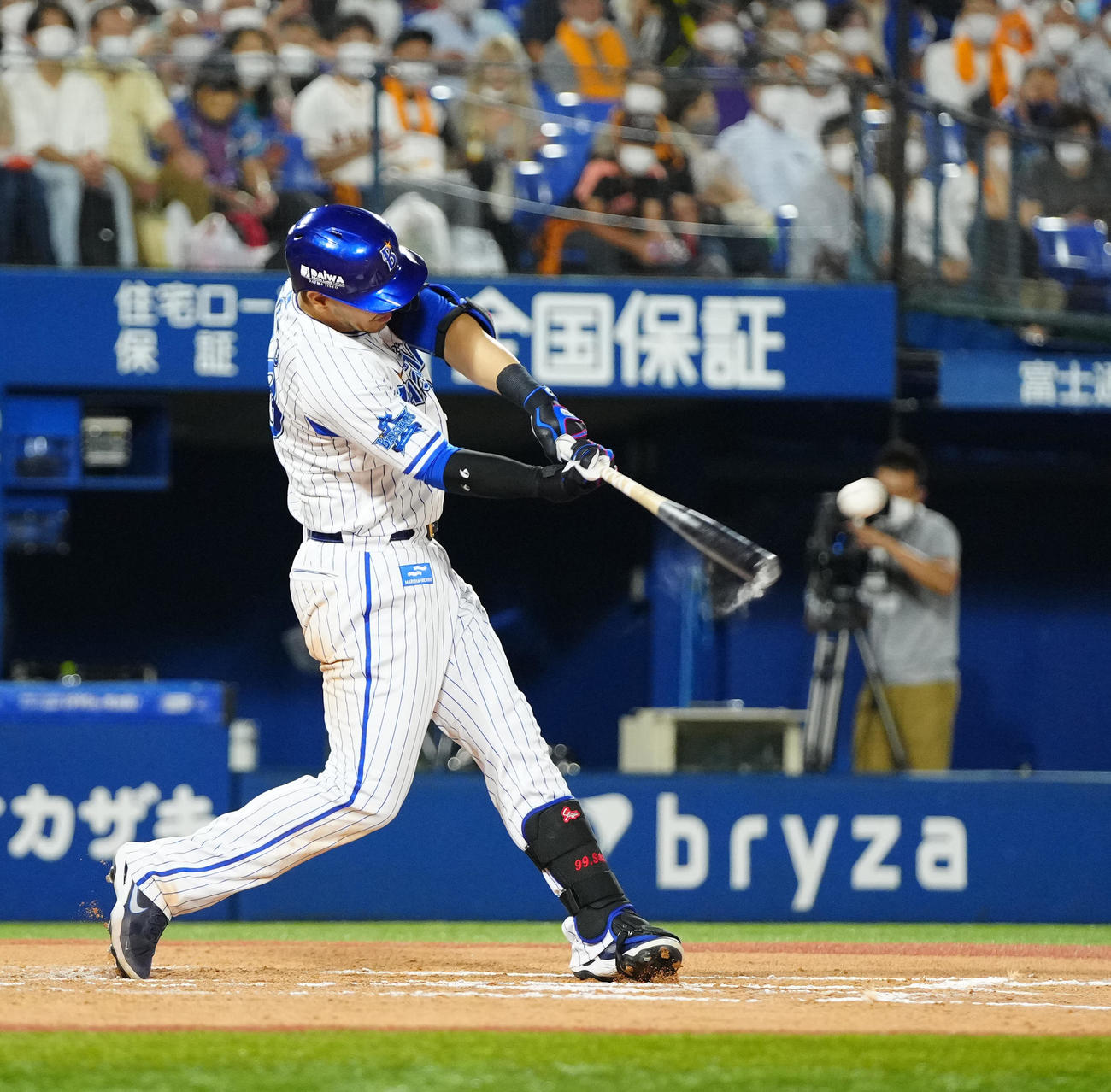 DeNA対巨人　6回裏DeNA1死一塁、左越え2点本塁打を放つソト（撮影・江口和貴）