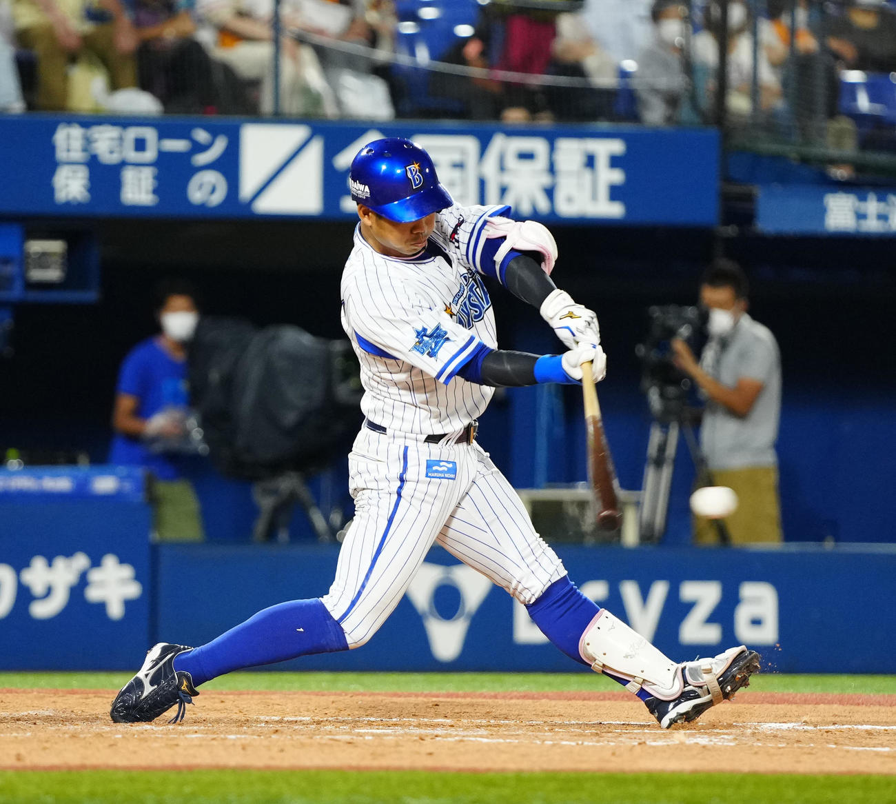 DeNA対巨人　5回裏DeNA1死満塁、中前2点適時打を放つ桑原（撮影・江口和貴）