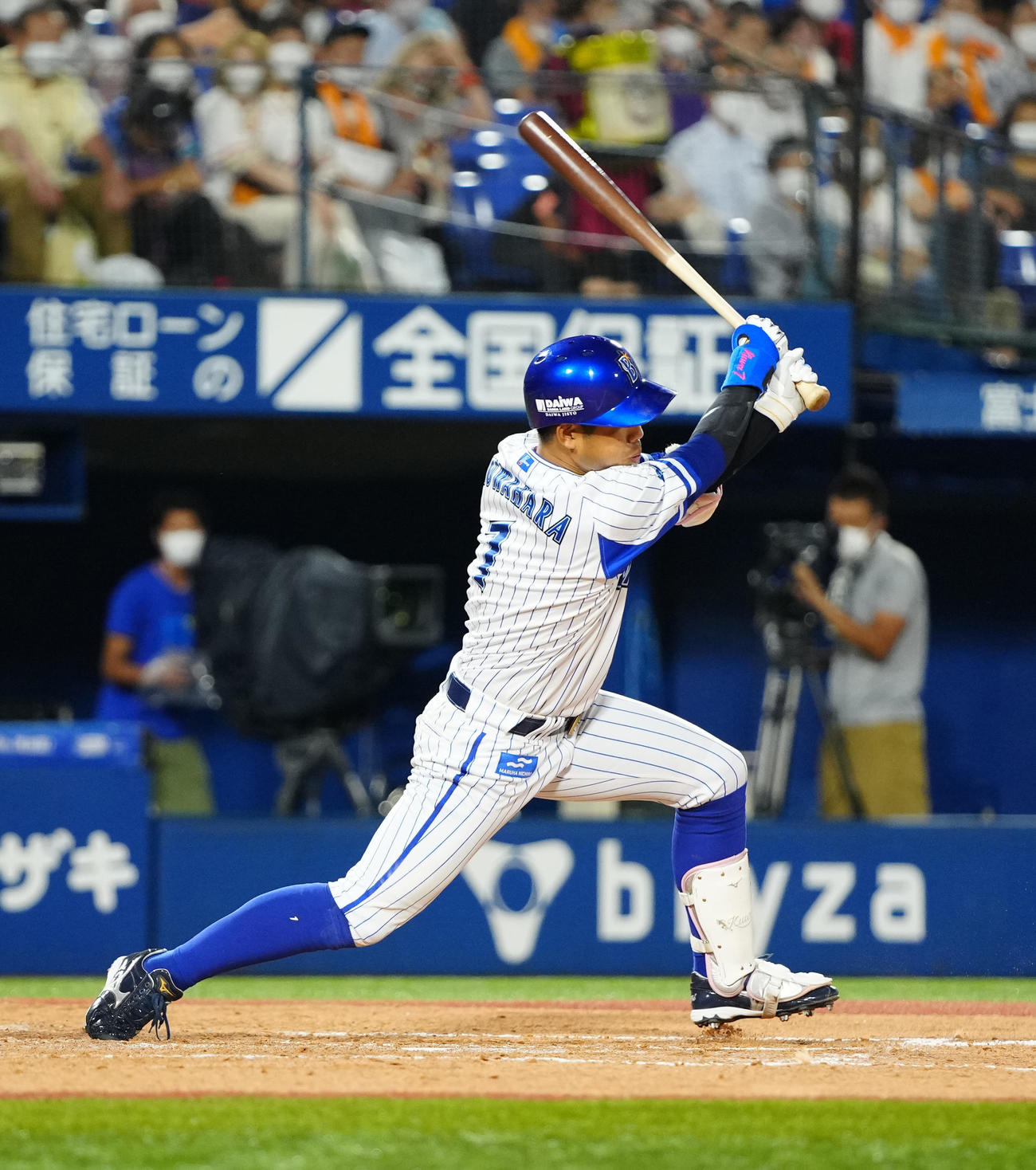 DeNA対巨人　5回裏DeNA1死満塁、中前に2点適時打を放つ桑原（撮影・江口和貴）