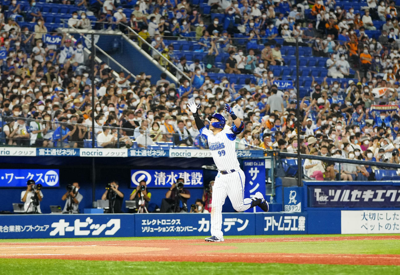DeNA対巨人　6回裏DeNA1死一塁、2点本塁打を放ち生還するソト（撮影・江口和貴）