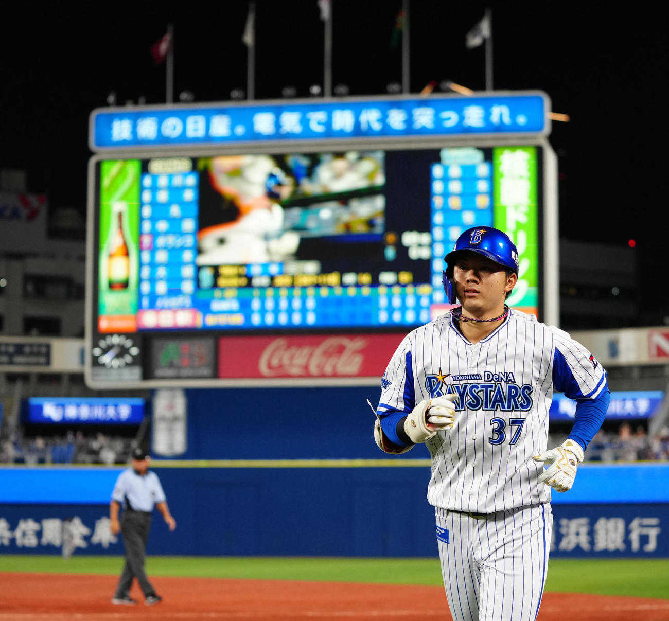 DeNA対巨人　5回裏DeNA1死一、三塁、スクイズを決め、ベンチに引き揚げる楠本（撮影・江口和貴）