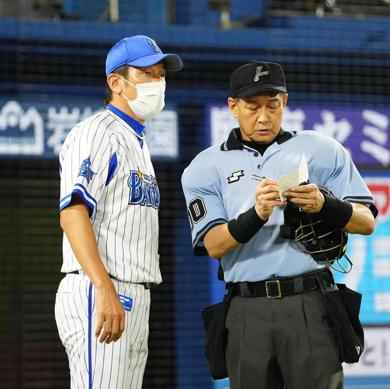 DeNA対巨人　6回表開始前、選手交代を告げるDeNA三浦監督（左）（撮影・江口和貴）