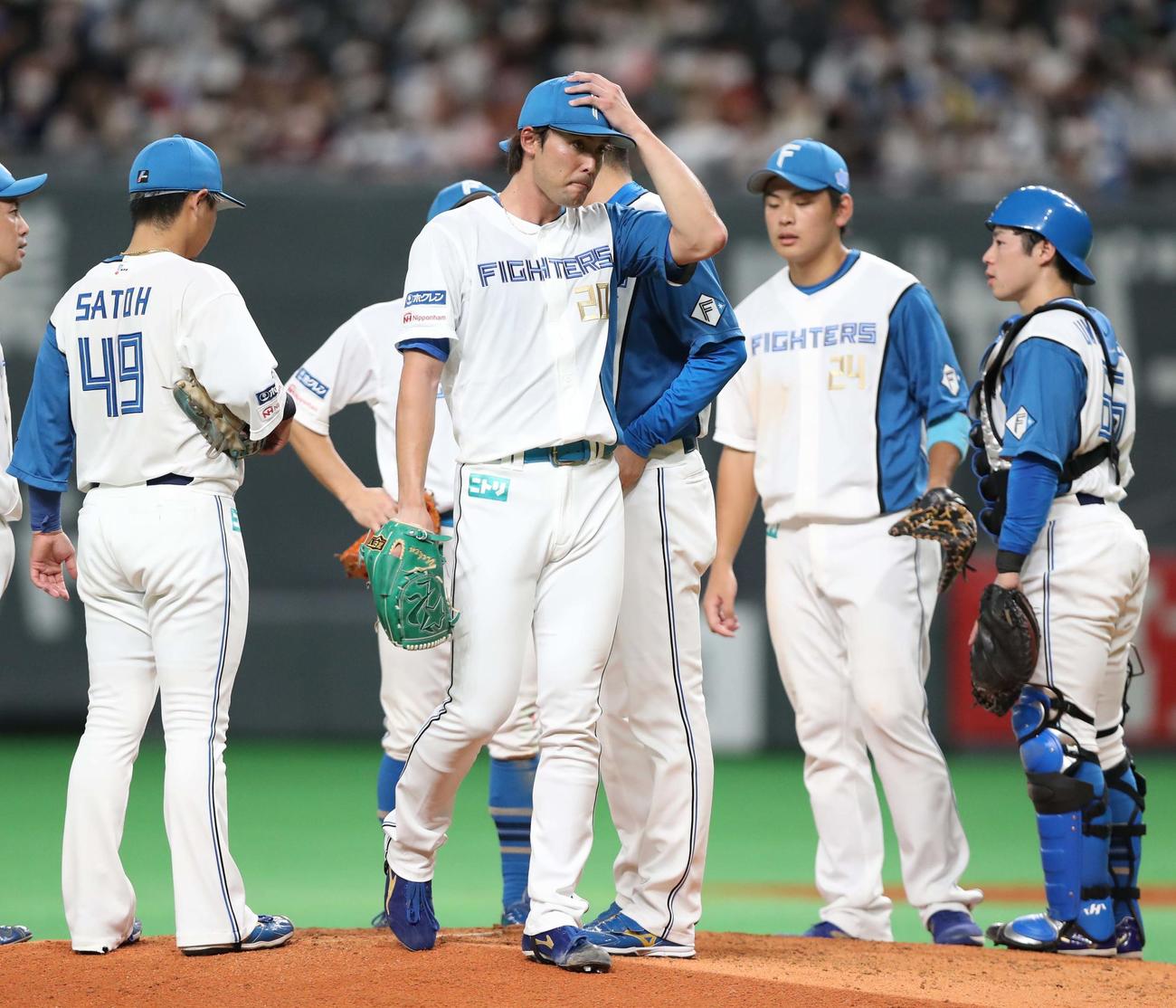 日本ハム対楽天　5回途中降板する上原（撮影・黒川智章）