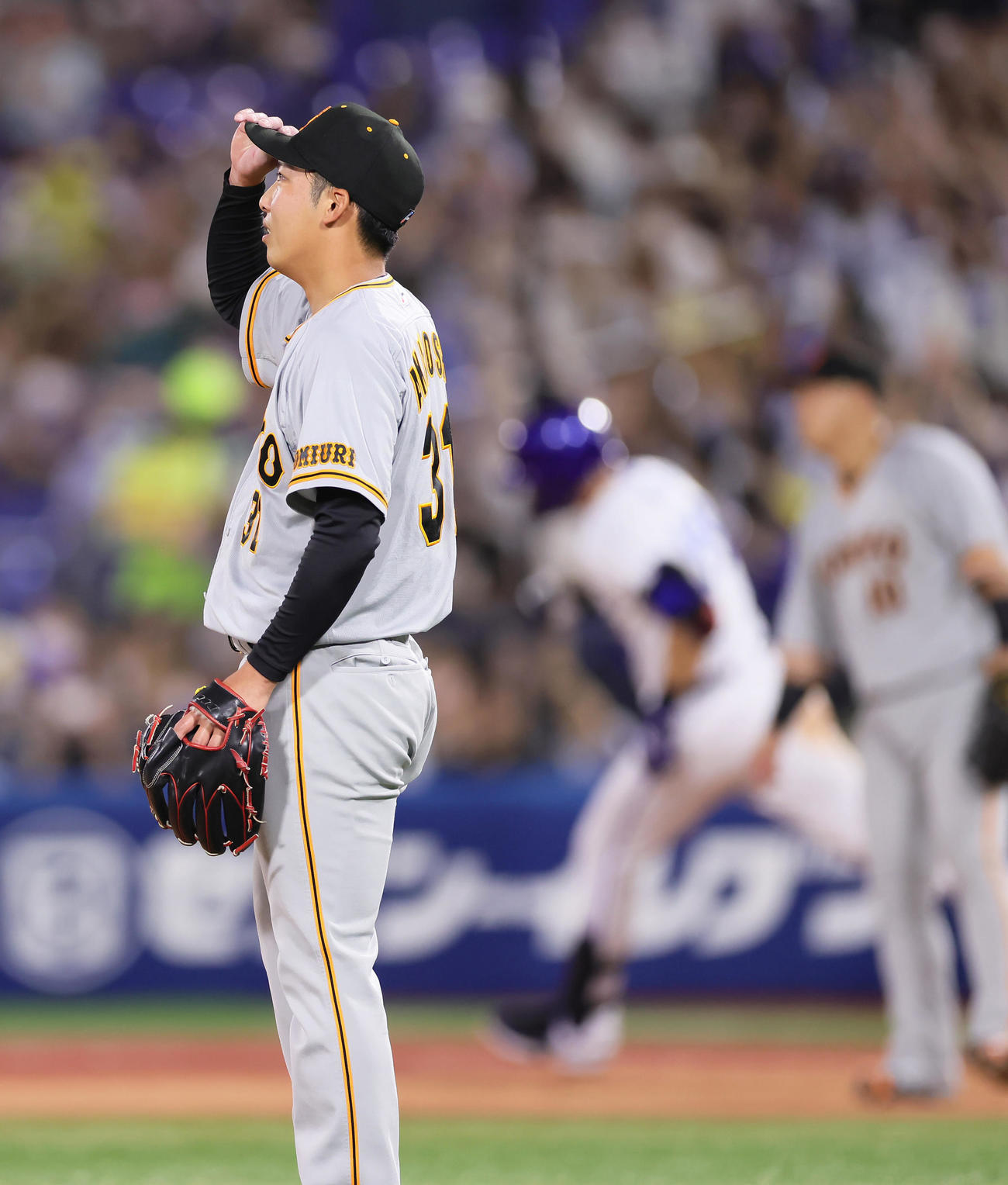 DeNA対巨人　6回裏DeNA1死一塁、ソト（後方左）に左越え2点本塁打を許す赤星（撮影・足立雅史）