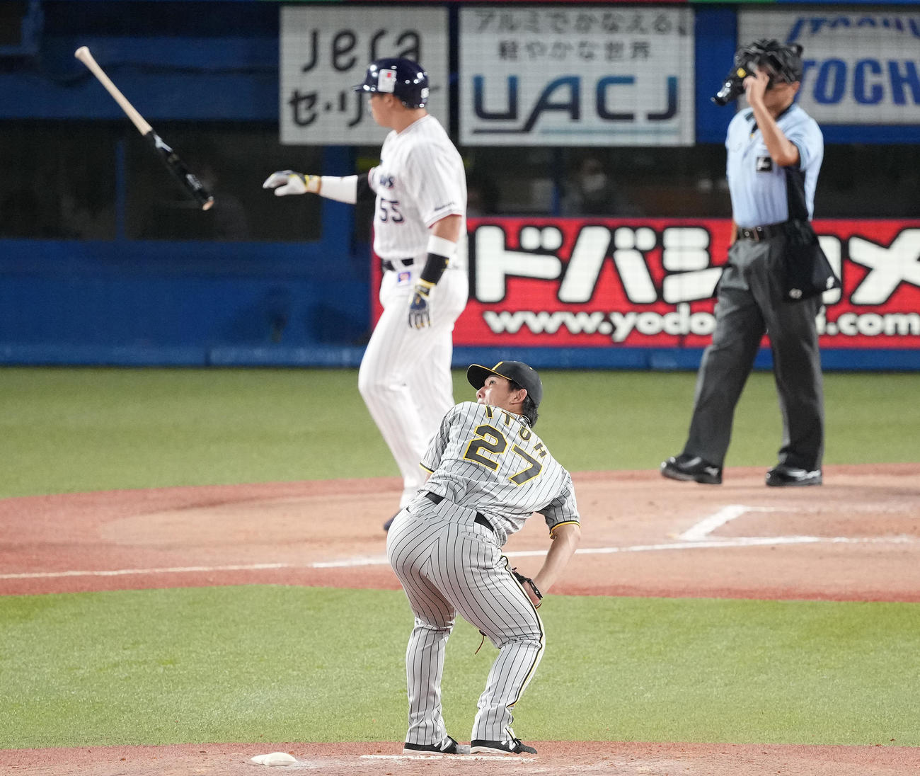 ヤクルト対阪神　3回裏ヤクルト2死一、三塁、村上に先制の右越え3点本塁打を浴びる伊藤将（撮影・鈴木みどり）