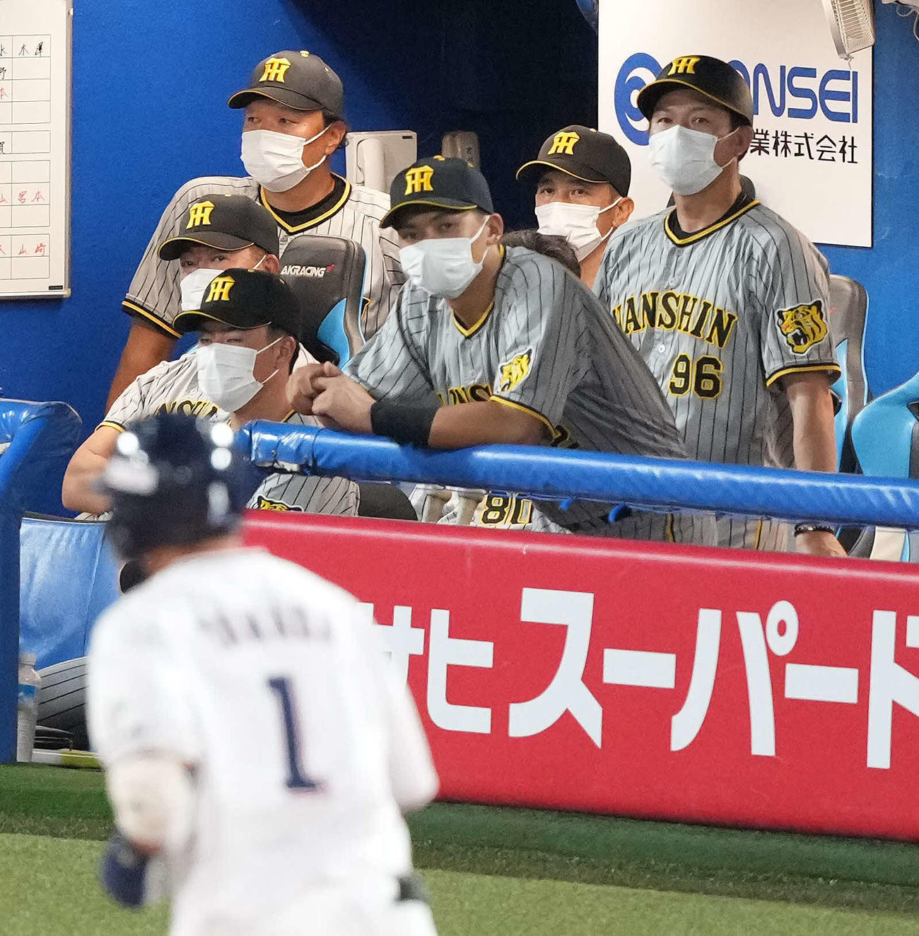 ヤクルト対阪神　8回裏ヤクルト2死、山田に左越えソロ本塁打を浴びぼうぜんとうする阪神矢野監督（中央奥）らベンチ（撮影・鈴木みどり）