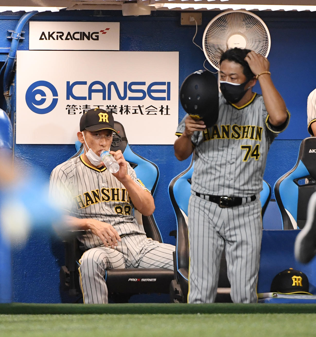 ヤクルト対阪神　3回、村上の3点本塁打にがっくりの阪神矢野監督（左）と藤本内野守備走塁コーチ（撮影・柴田隆二）