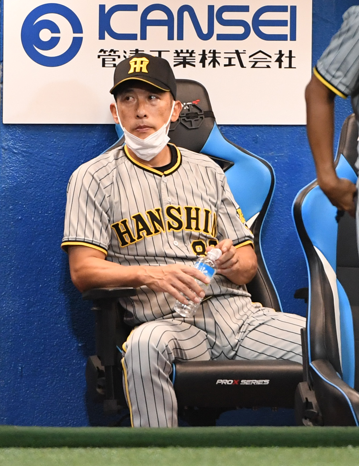 ヤクルト対阪神　3回、村上の3点本塁打にがっくりの阪神・矢野監督（撮影・柴田隆二）