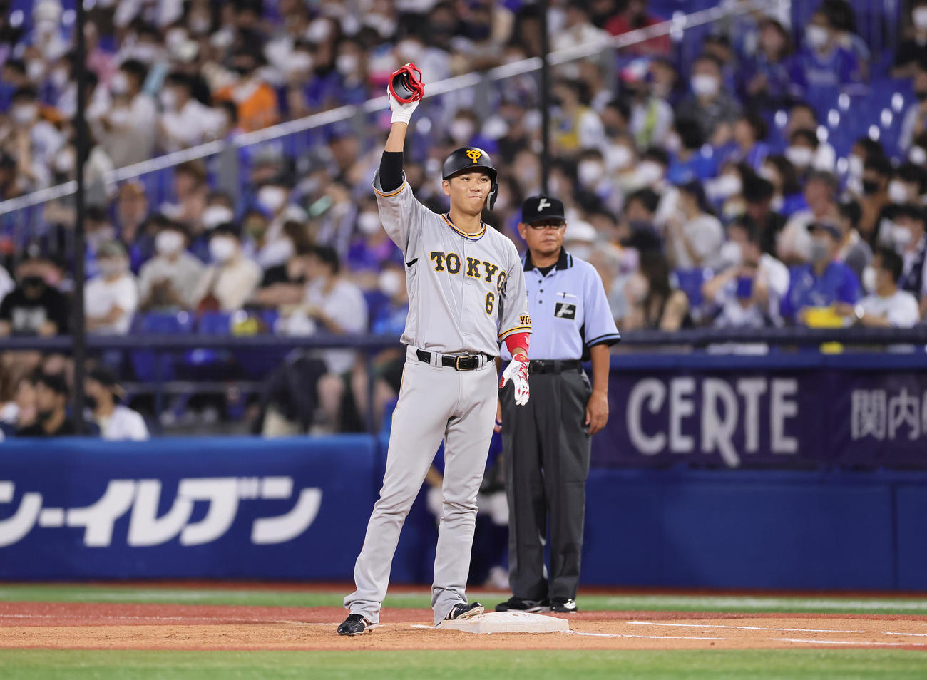 DeNA対巨人　3回表巨人1死満塁、坂本は先制の右前適時打を放ち、ベンチに向かって手を上げる（撮影・足立雅史）