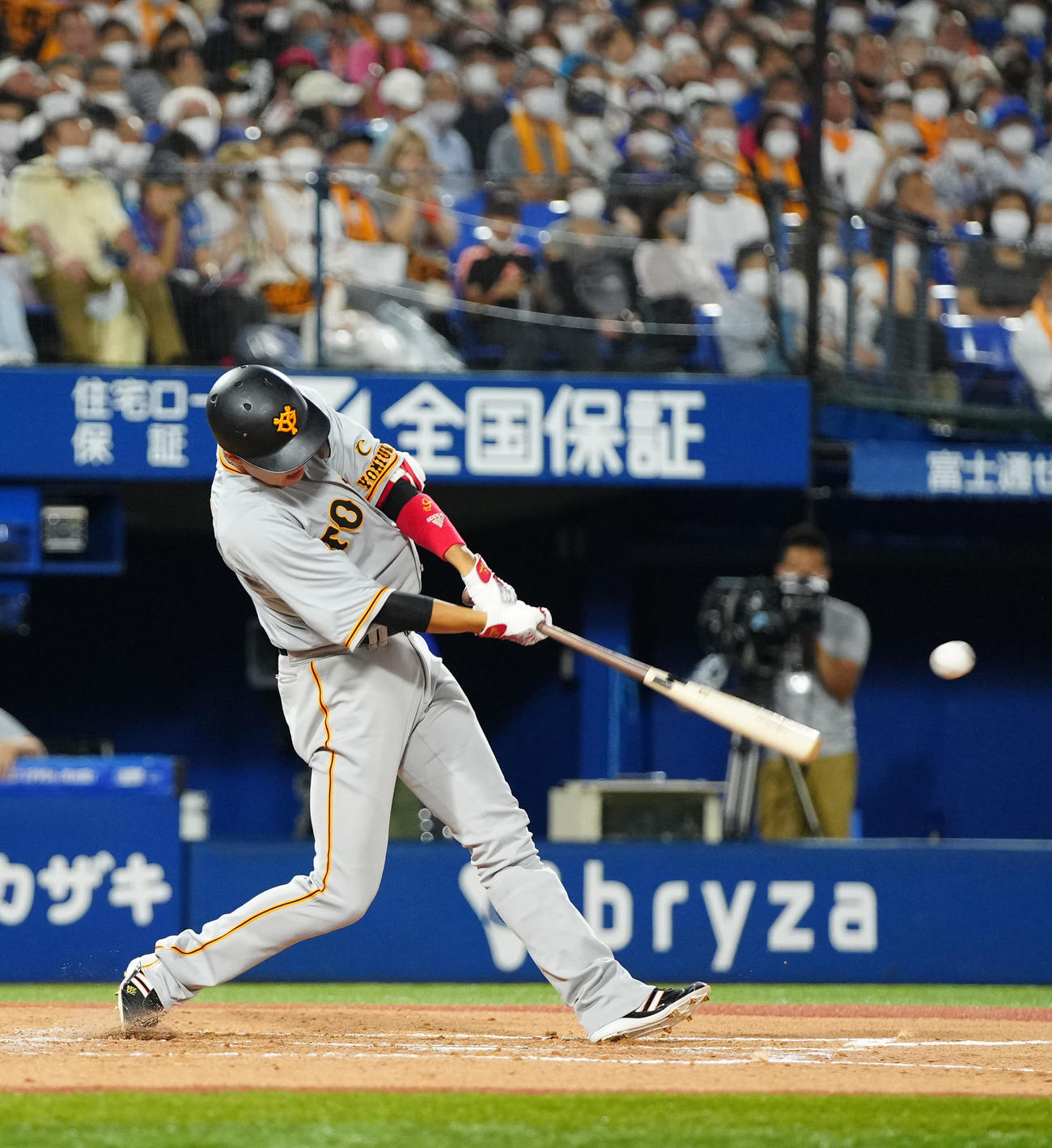 DeNA対巨人　3回表巨人1死満塁、先制適時打を放つ坂本（撮影・江口和貴）